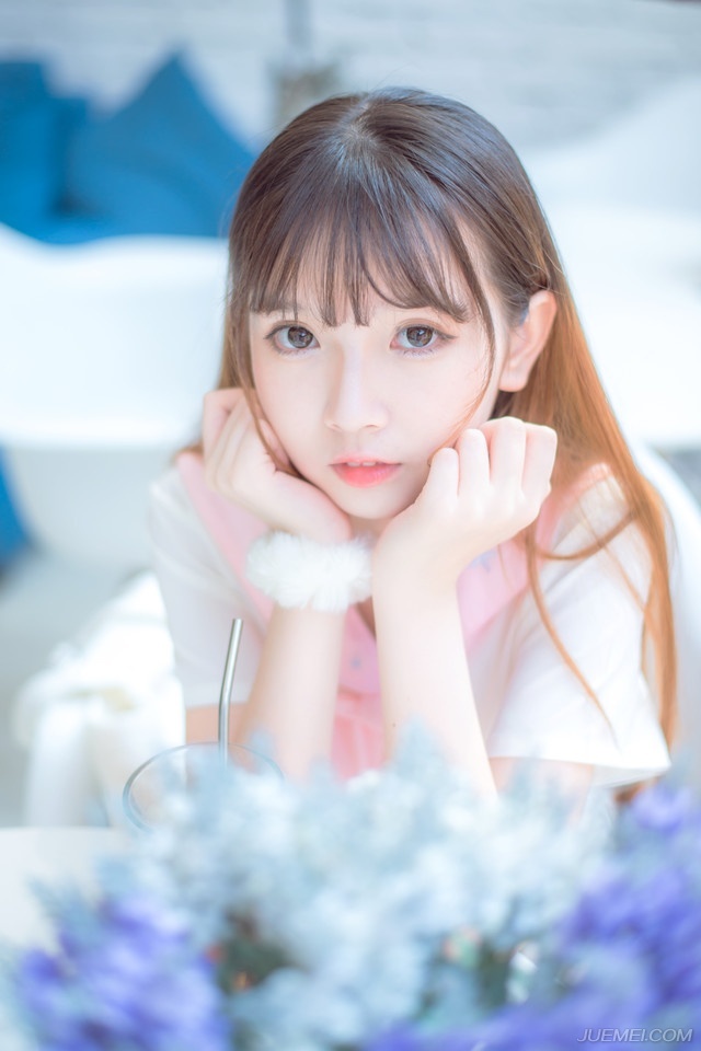 “放……”刘璝扭头，看到孟达拦住自己，就要怒喝，却被孟达一把捂住嘴巴，拉着他迅速离开。